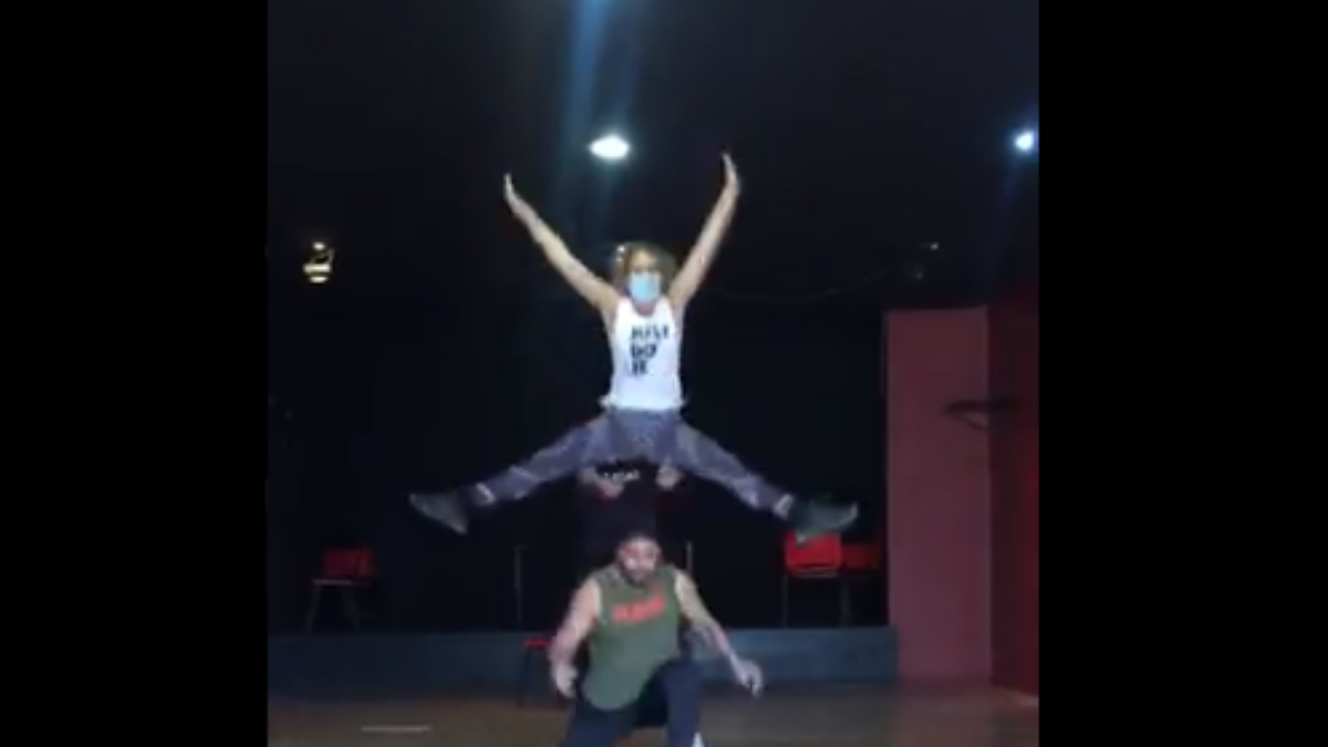 Tremenda caída de Rocío Marengo en un ensayo