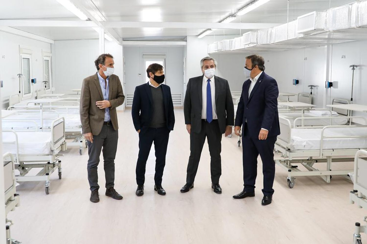 El presidente Fernández en Brown y Quilmes: Inauguró un hospital modular de emergencia y recorrió fábrica de barbijos
