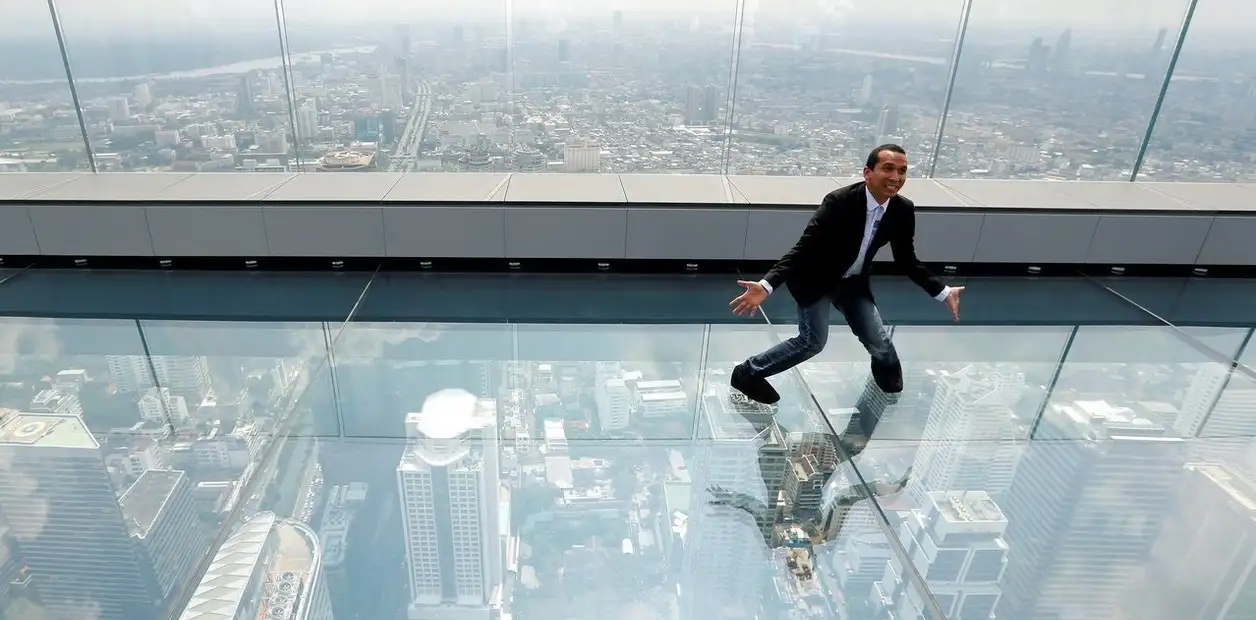 El imponente y temido mirador con suelo de vidrio en Bangkok 