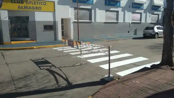 Realizan tareas de mantenimiento de la señalización vial