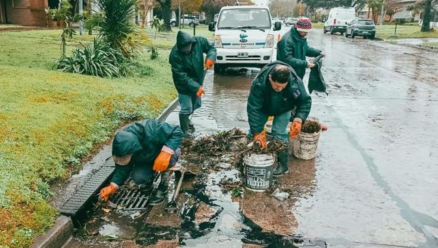 Las cuadrillas trabajan para, entre otras cosas, limpiar las alcantarillas y evitar que se tapen.