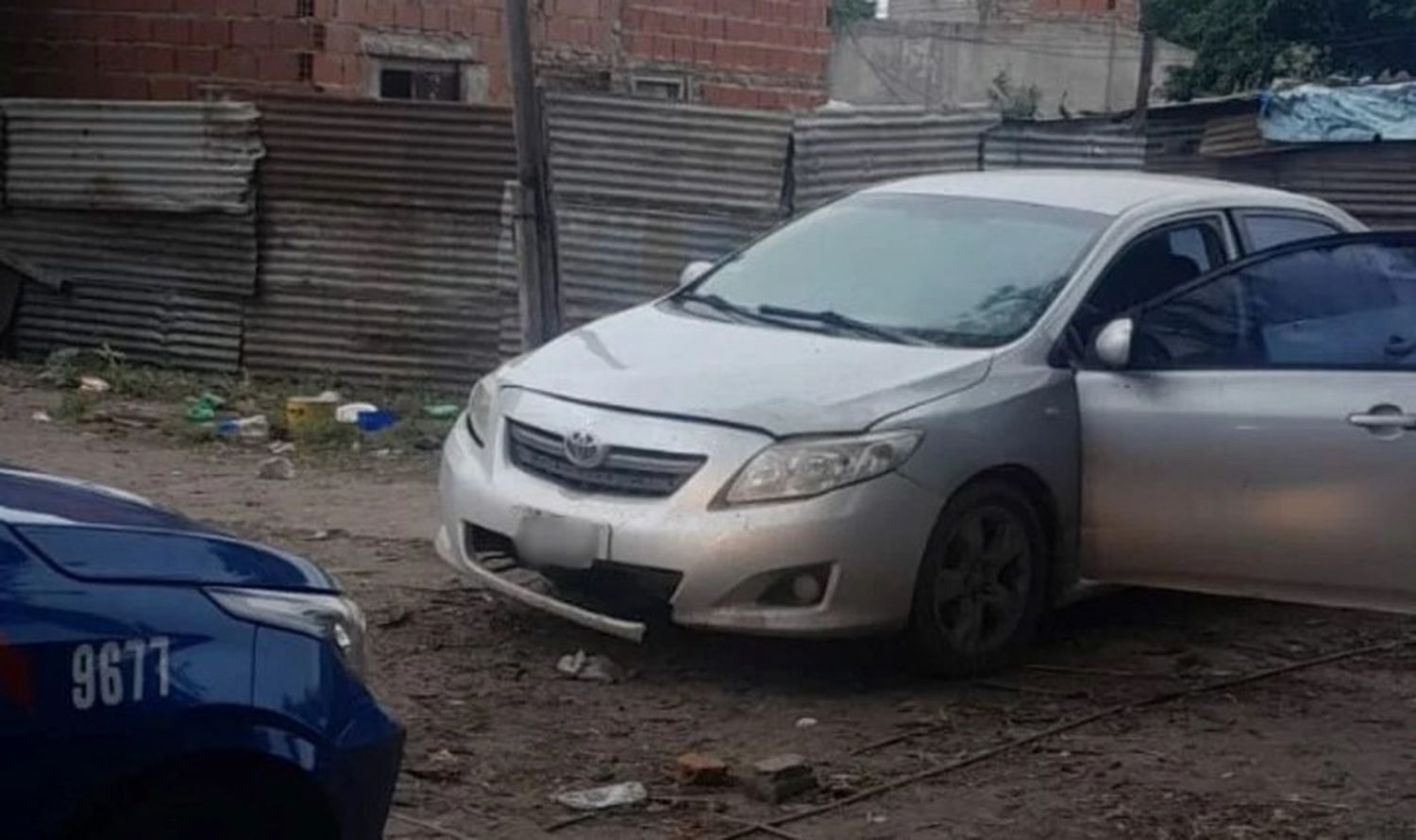 Se trataba de un Toyota Corolla, que tenía una de sus puertas abiertas.