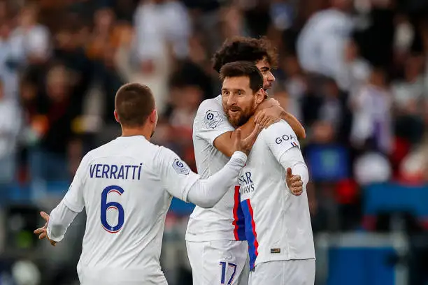 Messi, felicitado por sus compañeros.