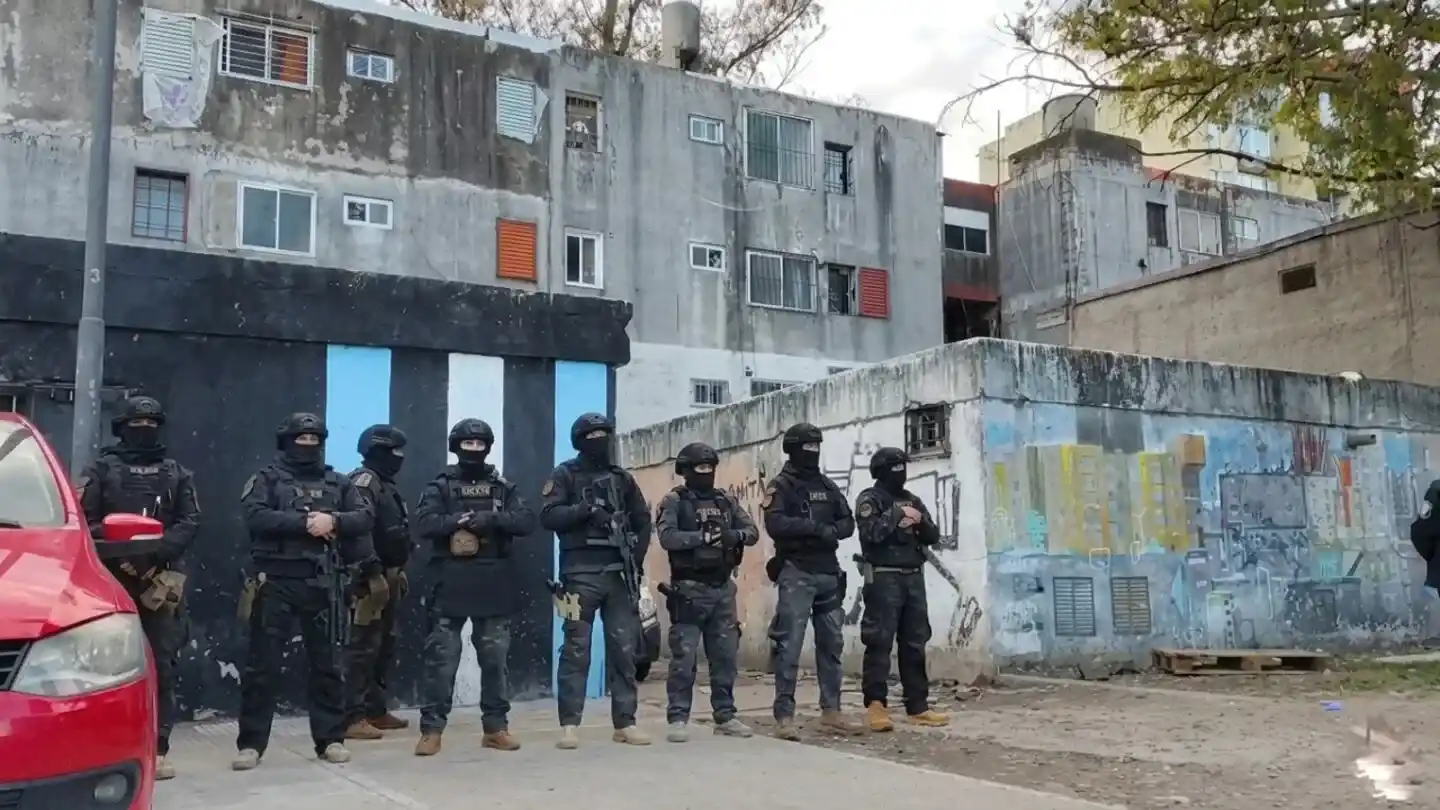 Megaoperativo sorpresa en Fuerte Apache: 500 policías y 14 allanamientos para desarticular bandas narco. Crédito: Arriba Argentinos.