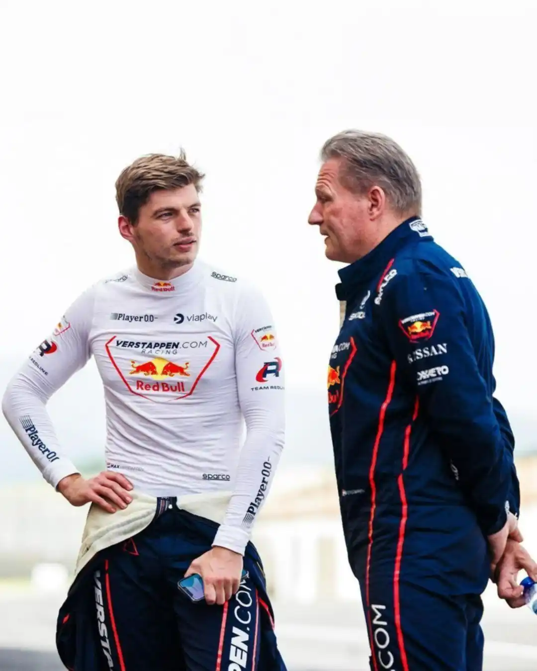 ¿De que estarán hablando Max y Jos Verstappen?