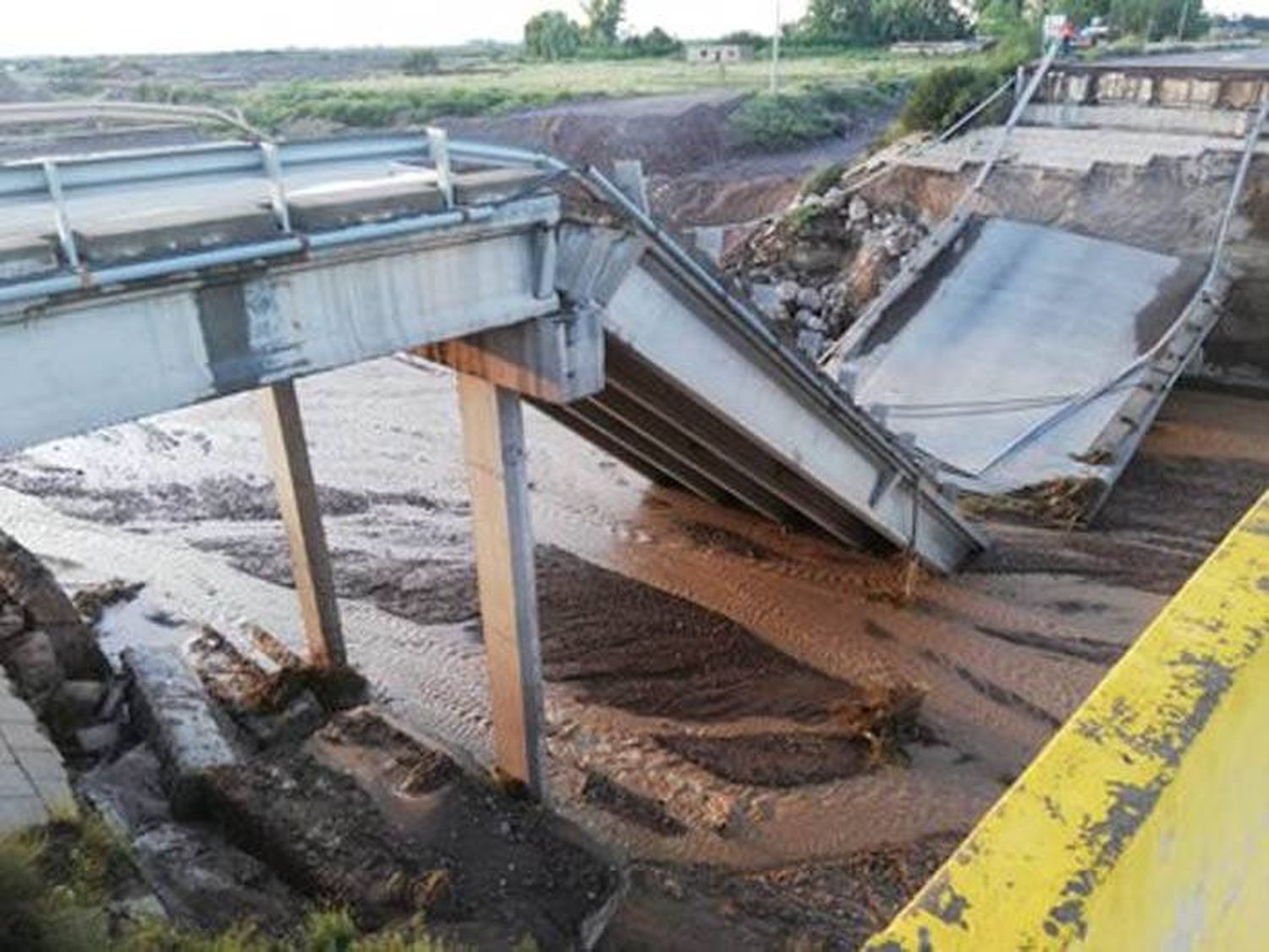 Colapsó un puente en la Ruta 40 en medio de un fuerte temporal en Mendoza