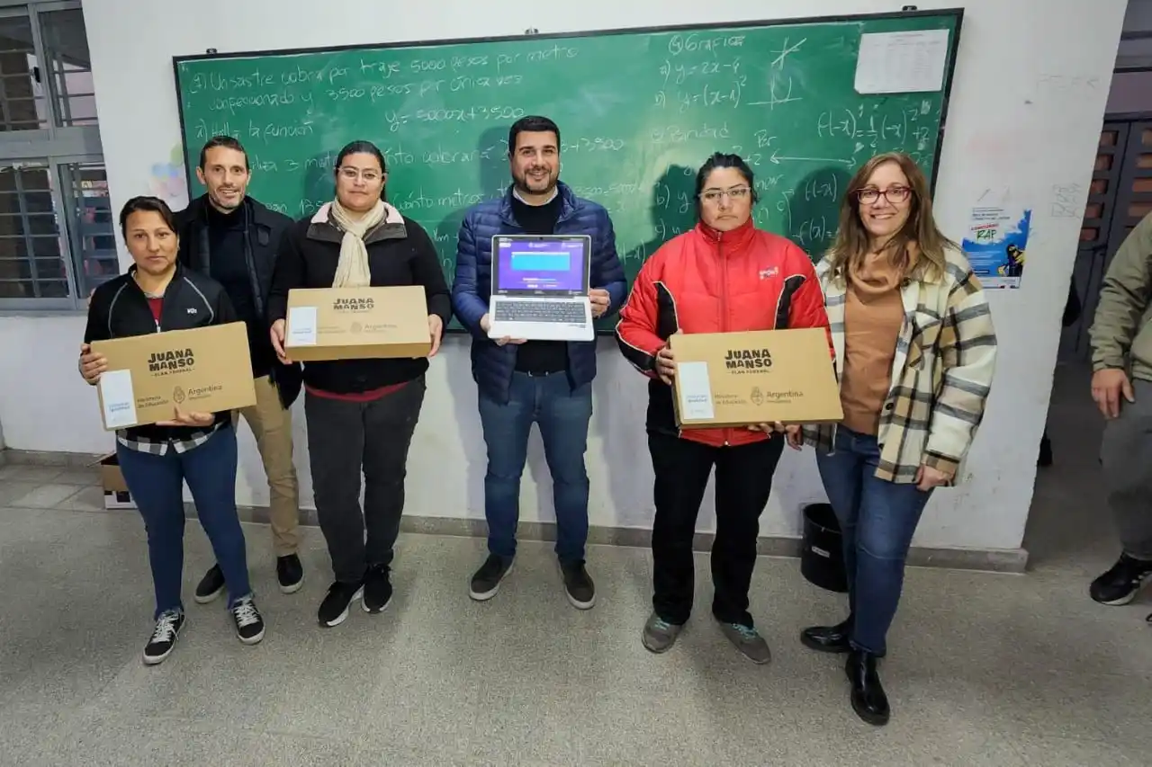 Marcos Cleri en Pérez:  “Con cada netbook acercamos a los jóvenes a un futuro mejor”