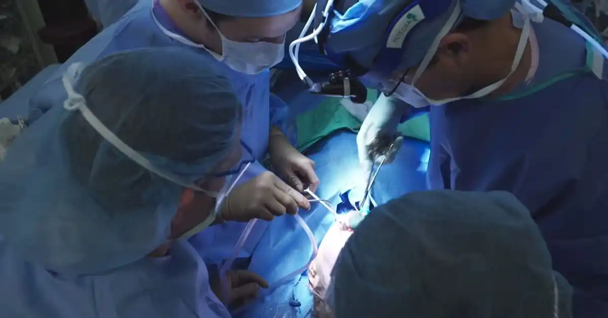 Bombero recibe trasplante de rostro tras graves quemaduras