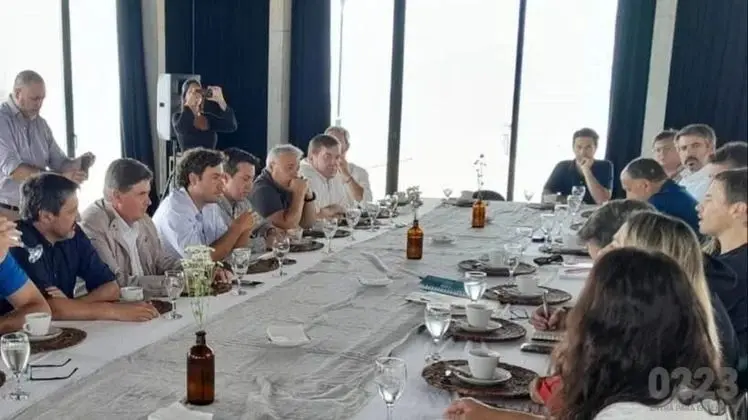 Reunión de intendentes. Rojas y otros jefes comunales de municipios turísticos se reunieron con el ministro Costa