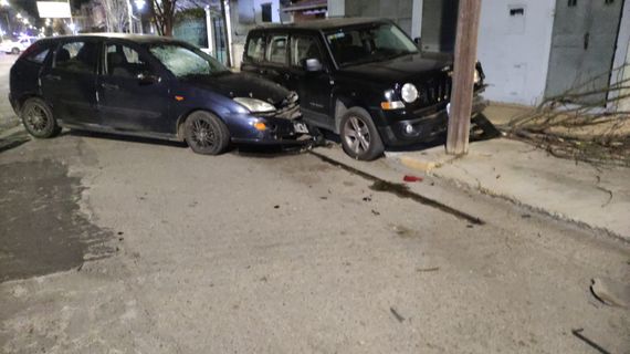 Dos hombres fueron hospitalizados luego de embestir a un vehículo estacionado
