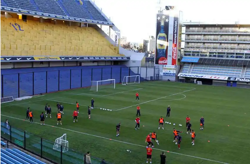 Aparecieron pasacalles a metros de la Bombonera
