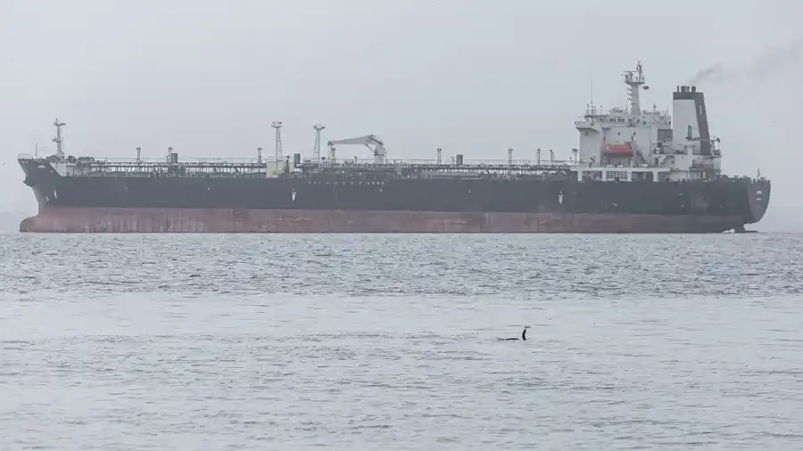 Buque transportando combustibles en el Lago de Maracaibo, Venezuela. Archivo EFE