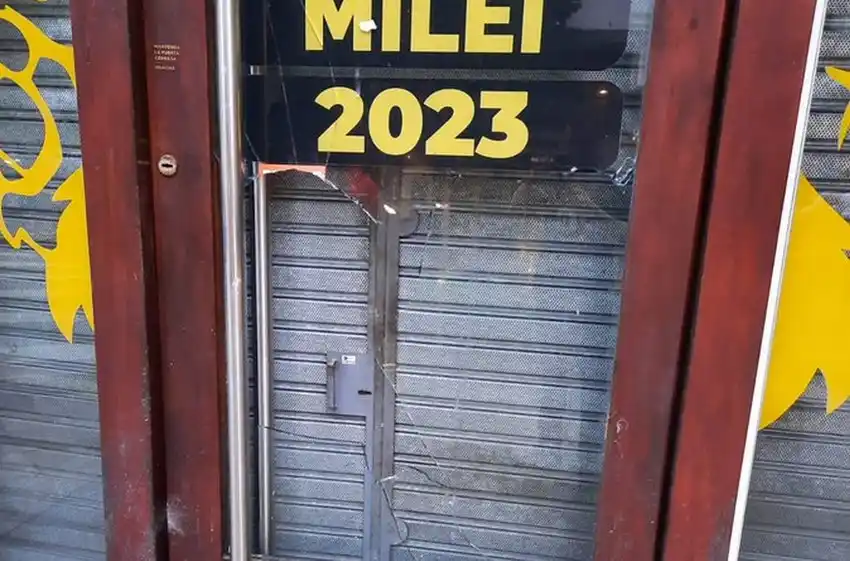 Rompen vidrios en un local de Milei en Mar del Plata