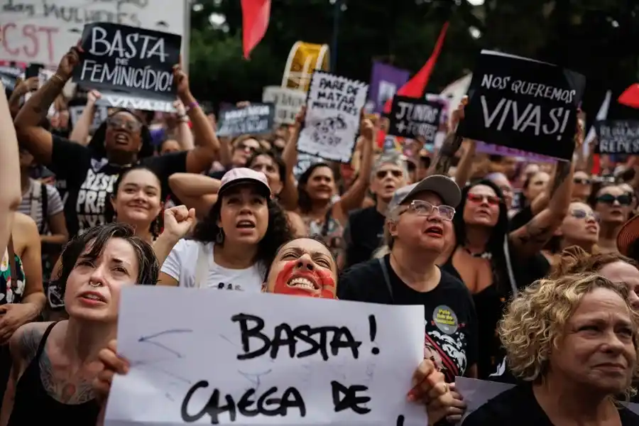 Mujeres participan durante la manifestación 'Mujeres Vivas' en la avenida Paulista este domingo, en Sao Paulo. EFE