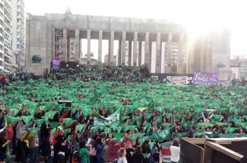 El Monumento se tiñó de verde para pedirle al Senado que sea ley