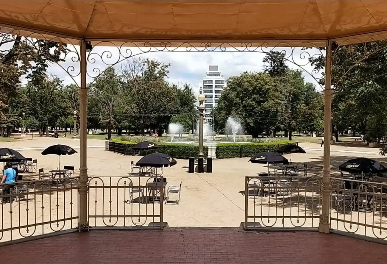 Los gastronómicos lograron autorización para poner mesas en la plaza del centro