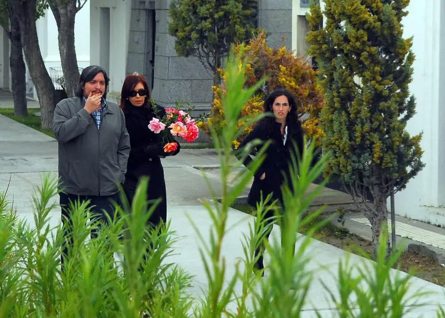 Cristina visita el mausoleo de Néstor Kirchner en el día que cumpliría 64 años