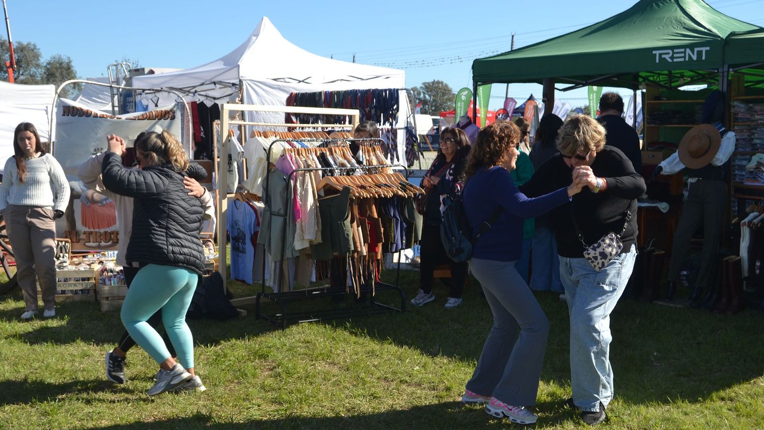 El evento cuenta con más de 60 stands con diversas propuestas comerciales y recreativas.