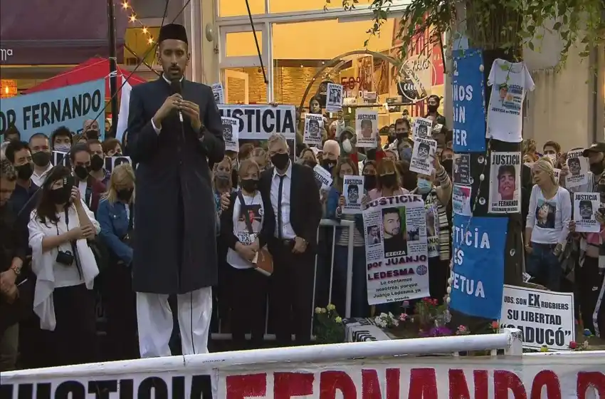 A dos años del crimen de Báez Sosa, sus padres encabezaron acto en Villa Gesell