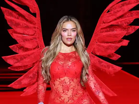 Karol G desplegó sus alas en el Victoria’s Secret Fashion Show 2025