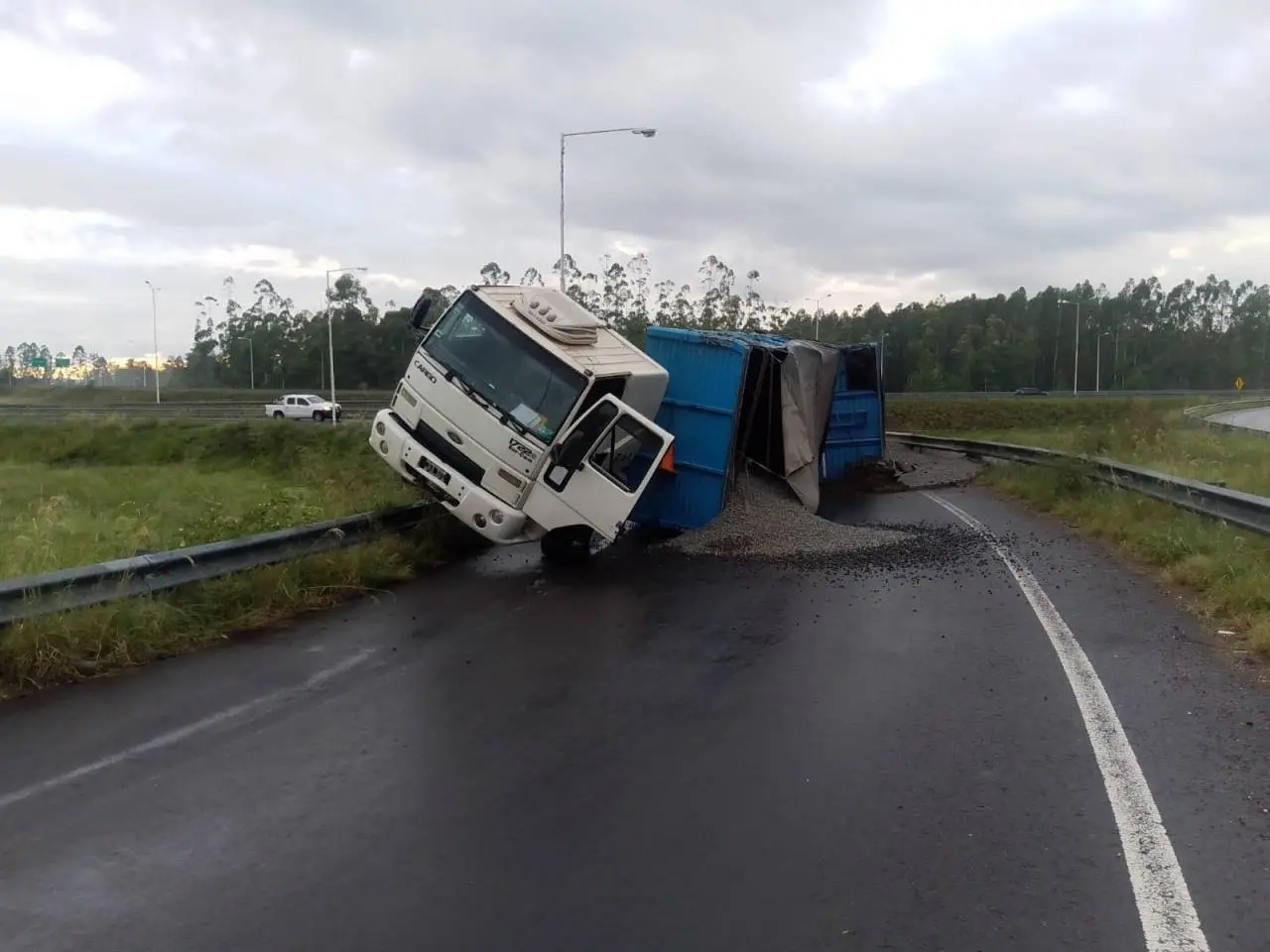 Accidente con vuelco de camión obstaculiza Autovía José Gervasio Artigas