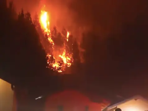 Evacúan a 3.000 turistas por incendios forestales en la Patagonia argentina