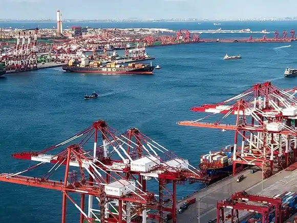 Entran en vigor en EE. UU. los aranceles a camiones y autobuses