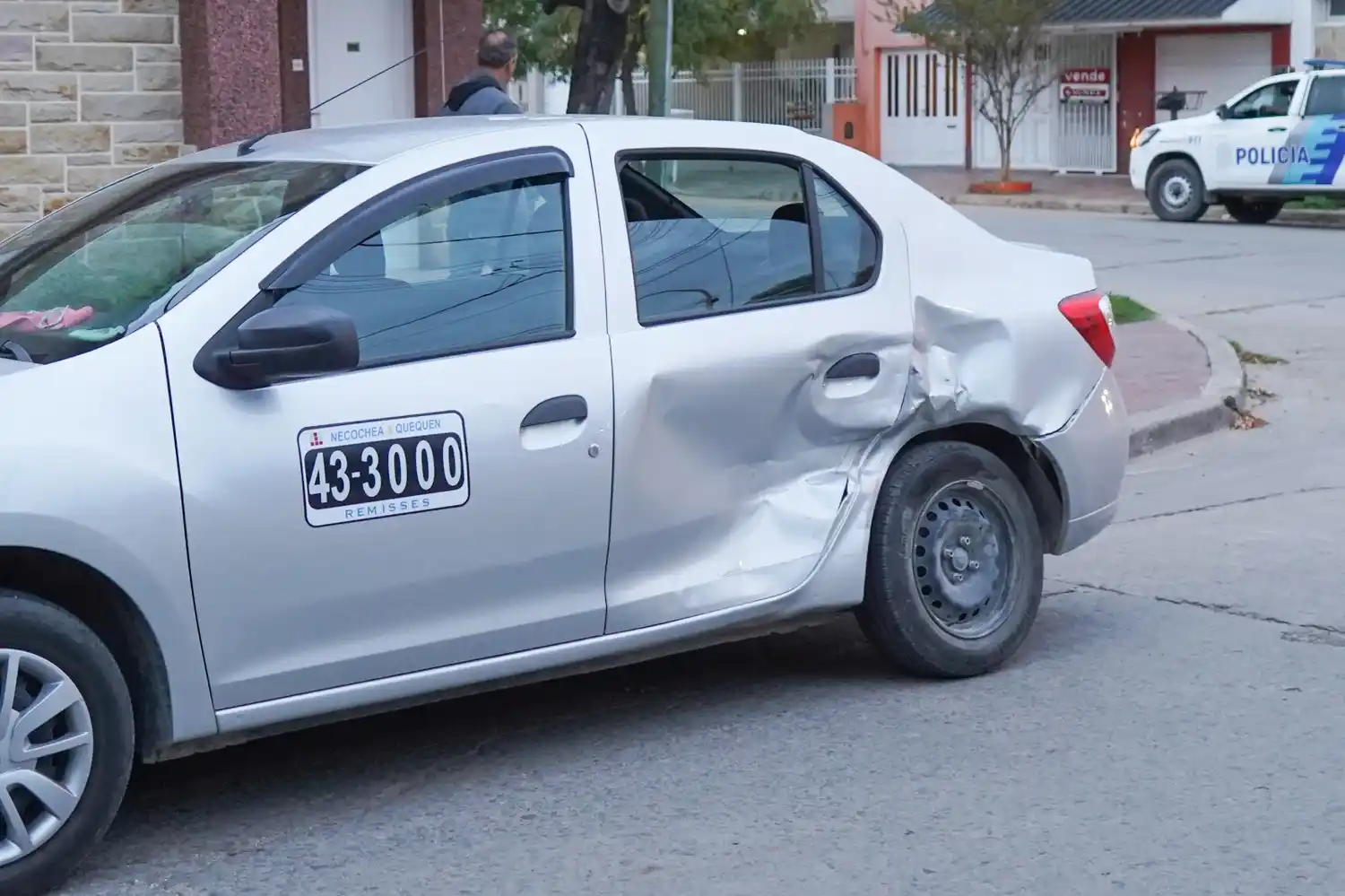 Abolladuras, en el vehículo de alquiler que protagonizó el choque en un sector de la Villa