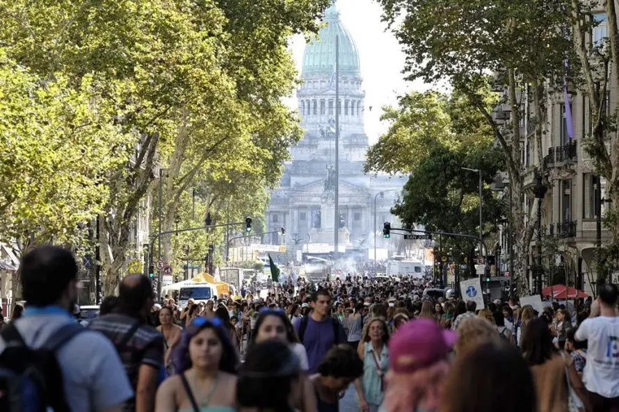 Masiva concentración frente al Congreso por el Día de la Mujer