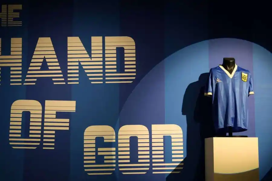 Increíble: la camiseta de Diego Maradona se subastó por 9 millones de dólares