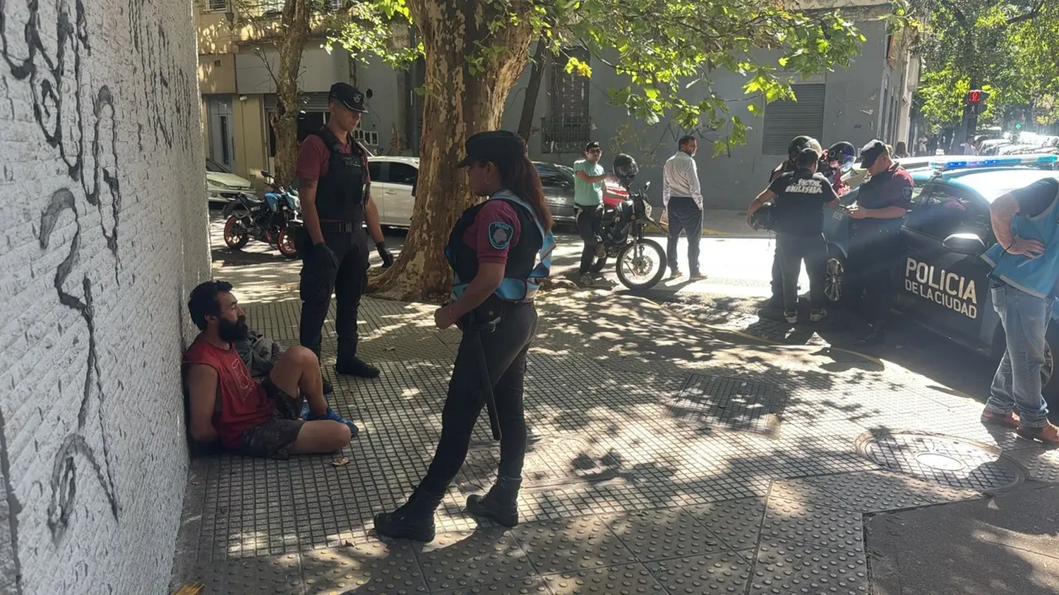 Cayó un perverso que le entregaba sus fotos íntimas a los niños a la salida de los colegios en Buenos Aires