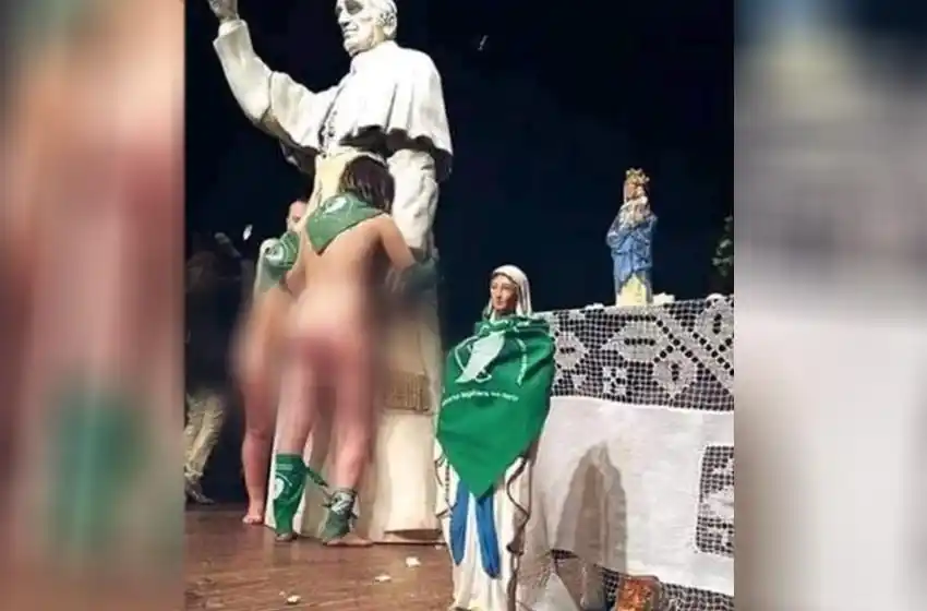 Polémica: desnudos y pañuelos verdes sobre la imagen de la Virgen y del Papa Francisco