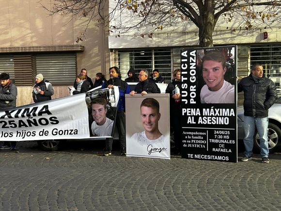 Movilización en Tribunales: comenzó el juicio por el crimen de Gonzalo Riatto y la familia pide justicia