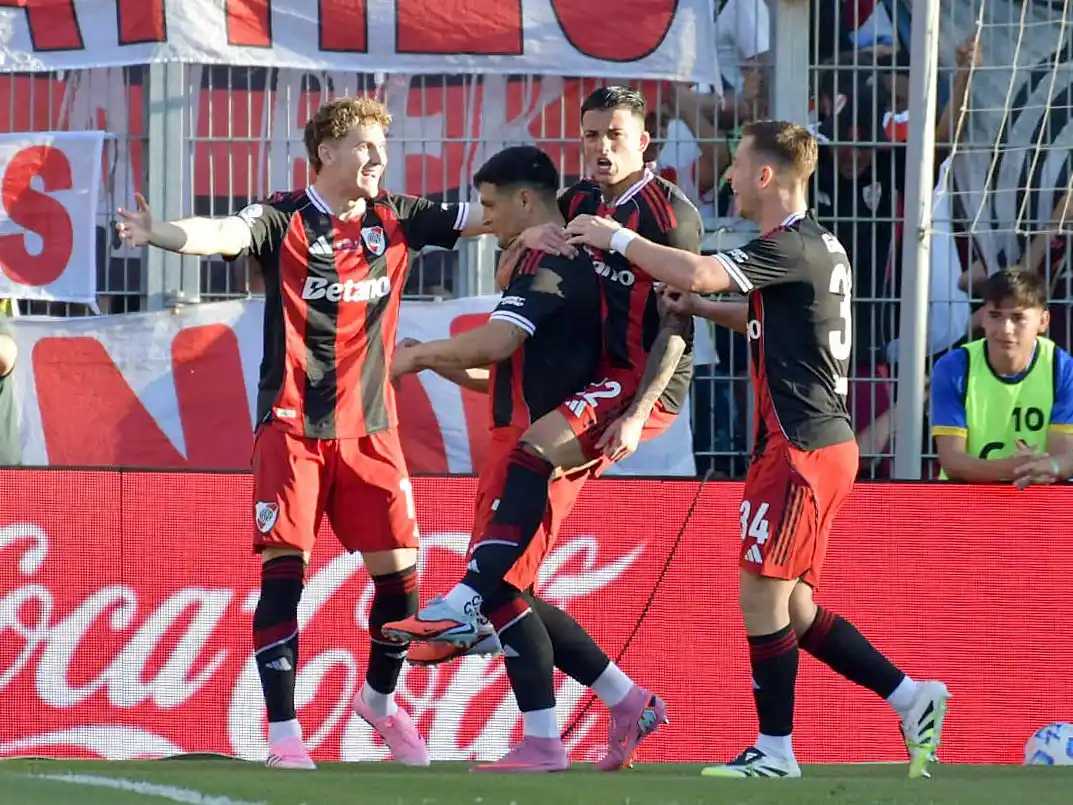 Salas pegó de entrada y encaminó el triunfo de River