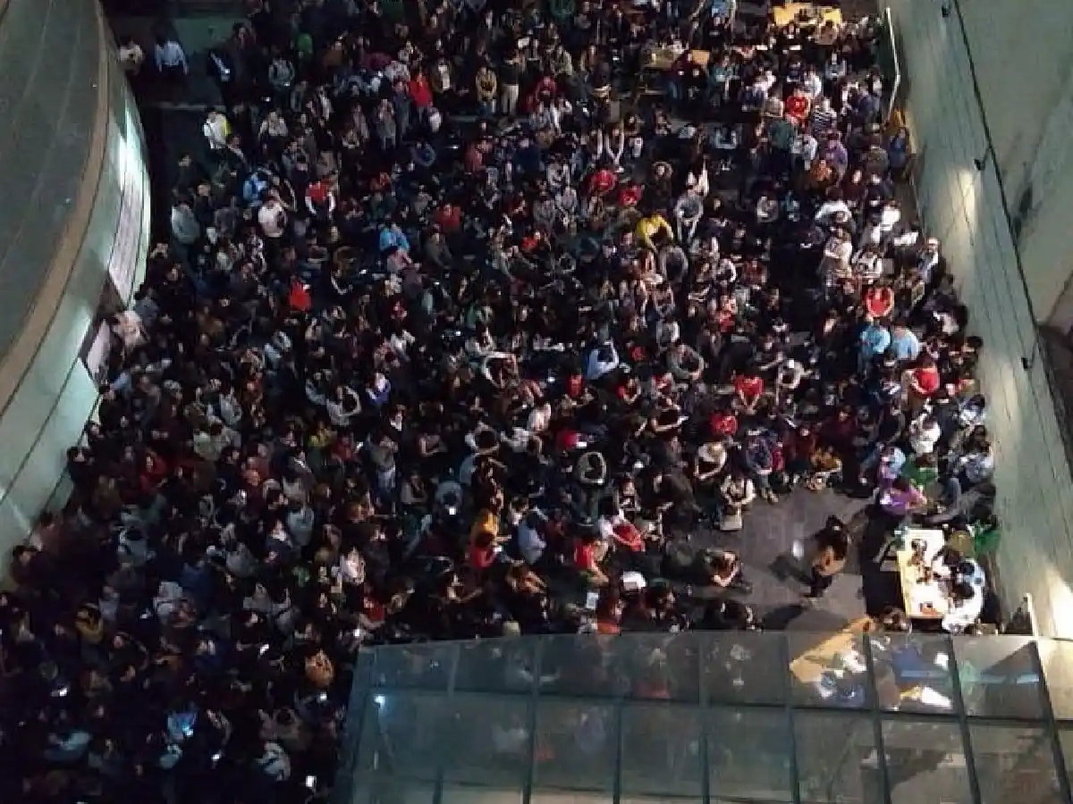 En la facultad de Derecho de la UNC estudiantes sacaron una virgen del edificio 