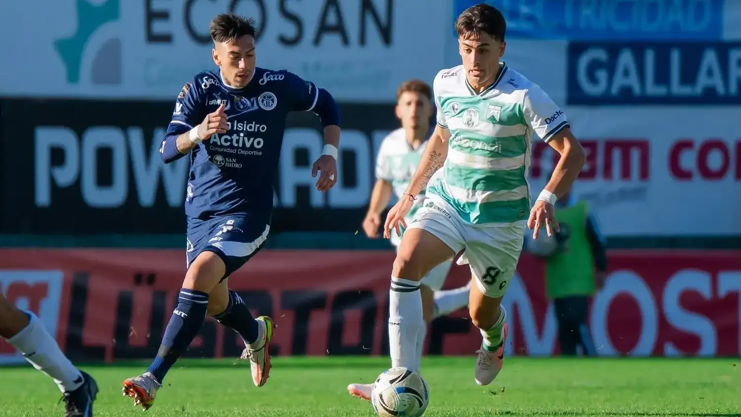 Kabalín, pelota al pie y encabezando un ataque de Ferro.