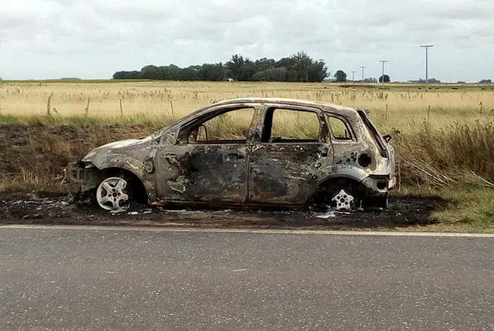 El fuego destruyó un auto en la ruta 88 y no hubo heridos
