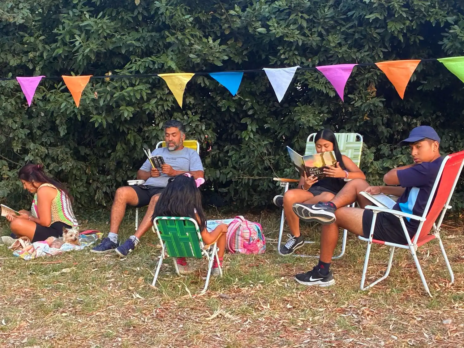 Decenas de lectores se acercan con sus libros favoritos para ser parte de un encuentro colectivo y dinámico.