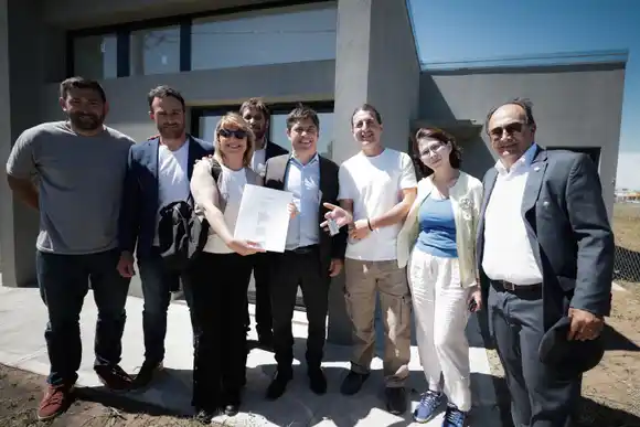 Kicillof en Saladillo y Azul: entregó viviendas e inauguró el nuevo edificio de una Comisaría de la Mujer y Familia