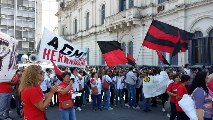 Docentes reclaman por el incentivo “en negro”