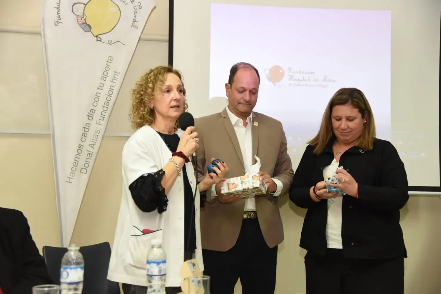 La Fundación del Hospital entregó 18 obsequios consistentes en aparatología médica de última generación.