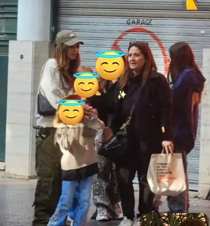 La actriz y las menores fueron captadas por las cámaras de quienes, al igual que ellas, paseaban por el Barrio Chino.