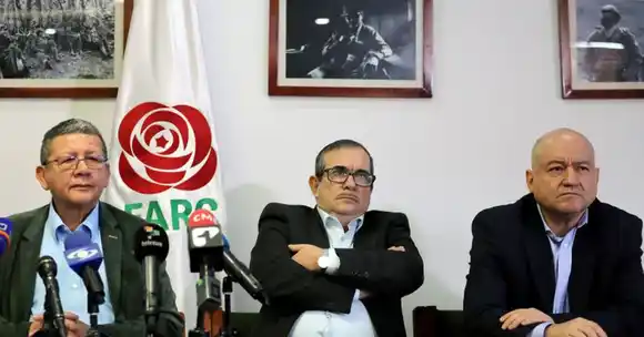 ¿SE DERRUMBA EL PARTIDO DE LAS FARC? Renuncia masiva de militantes de «Comunes»