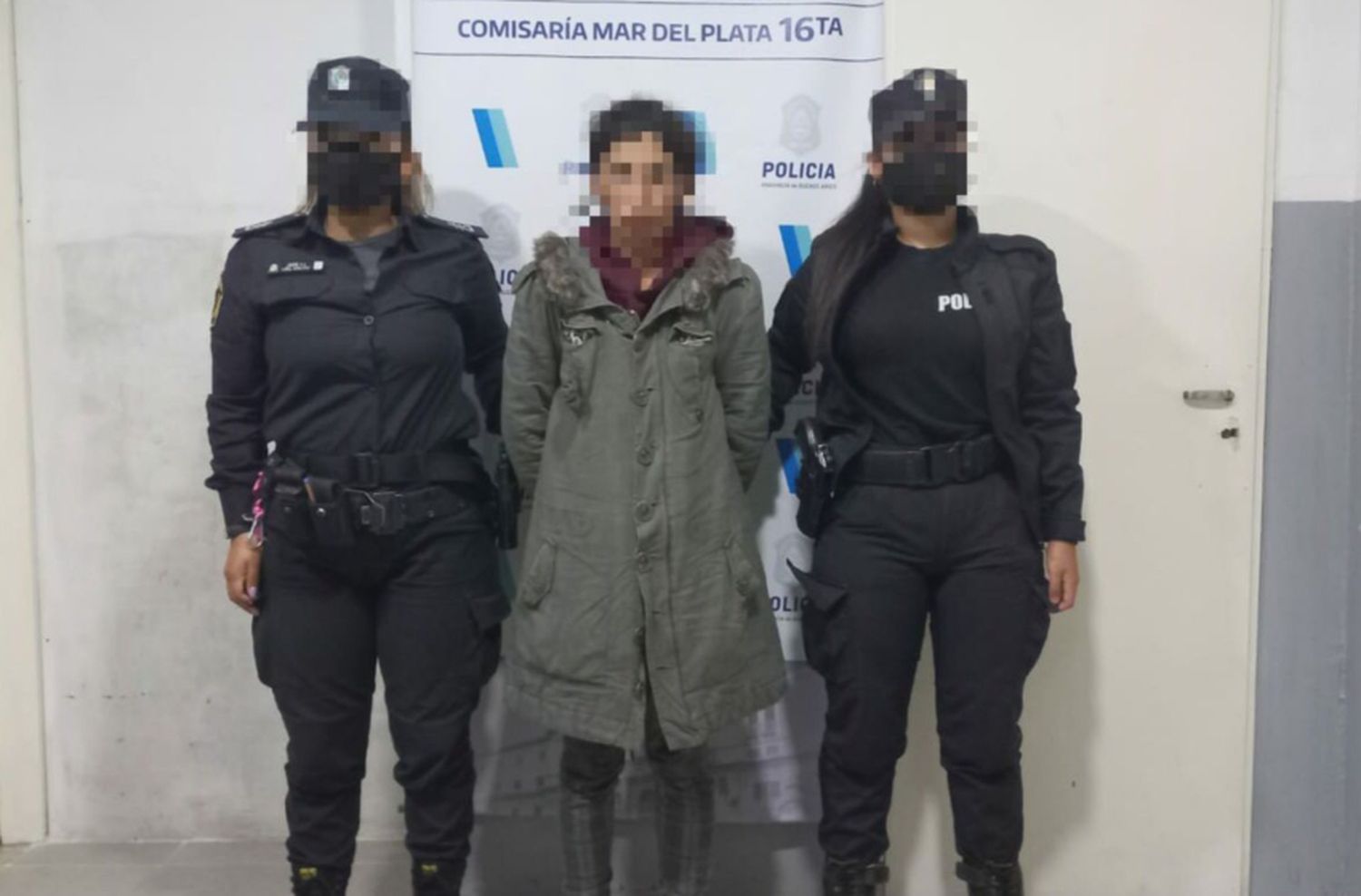 Robó cuatro reflectores de una plaza mientras cuidaba a sus hijos