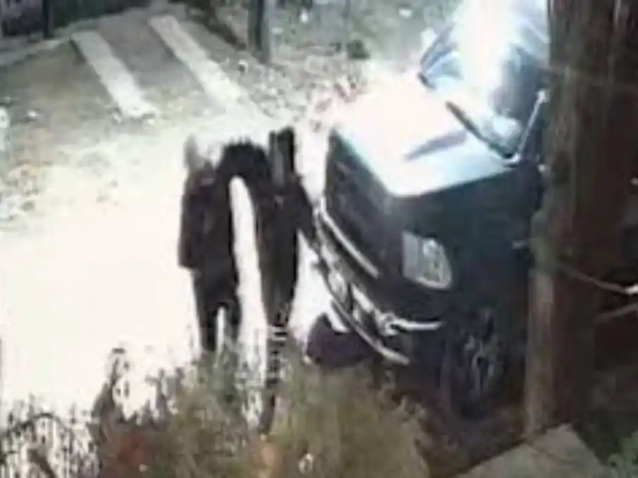 El guarda espaldas neutralizo al ladrón de un solo golpe