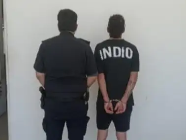 Los efectivos lograron aprehender al sospechoso, que habia sido detenido previamente por vecinos que fueron testigos del hecho.