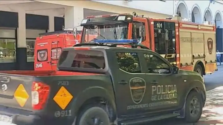 Tras la detonación, se evacuó el edificio por precaución, y las autoridades comenzaron a investigar el origen del paquete y las circunstancias que provocaron la explosión.