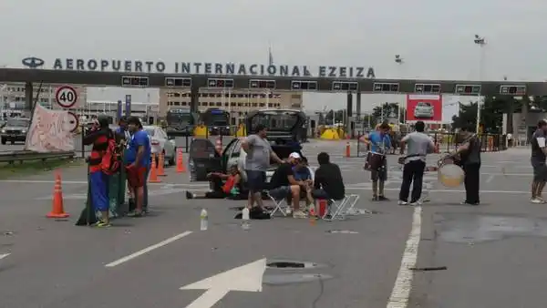 Trabajadores de Cresta Roja mantienen el acampe en Ezeiza