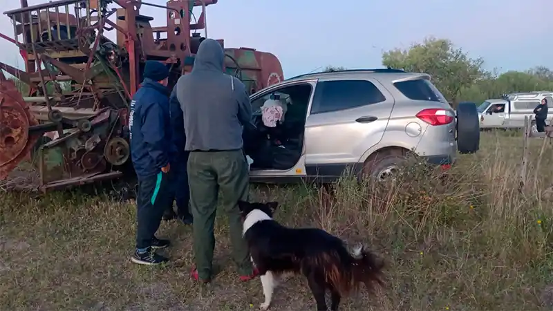 Un hombre fue hospitalizado tras chocar su camioneta contra una antigua cosechadora