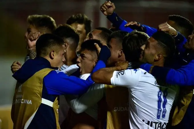 A pesar de perder contra Aucas , un gol en el final le dio la clasificación a Vélez